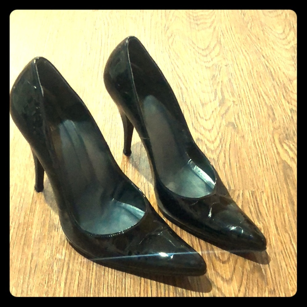 Stuart Weitzman black patent pumps. Size 7.5